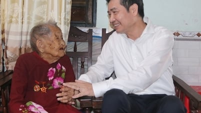 Chủ tịch UBND tỉnh Tạ Anh Tuấn thăm, tặng quà gia đình có công với cách mạng