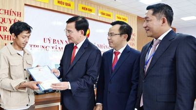 Chủ tịch UBND tỉnh Lâm Đồng Hồ Văn Mười thăm Trung tâm Phục vụ hành chính công xã Nhân Cơ