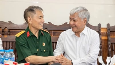 Chủ tịch Ủy ban Trung ương MTTQ Việt Nam Đỗ Văn Chiến thăm, tặng quà người có công ở Hải Phòng