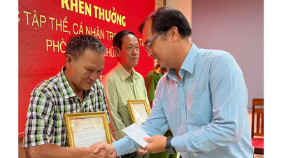 Phường Thủ Đức (TPHCM) khen thưởng đột xuất 4 tập thể, cá nhân kịp thời chữa cháy tại chợ Thủ Đức