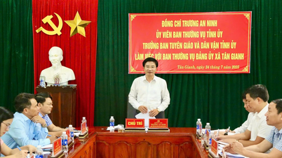 Trưởng ban Tuyên giáo và Dân vận Tỉnh ủy Trương An Ninh làm việc với xã Tân Gianh về công tác chuẩn bị đại hội