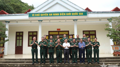 Thượng tướng Lê Huy Vịnh thăm, tặng quà Đồn Biên phòng Lũng Cú