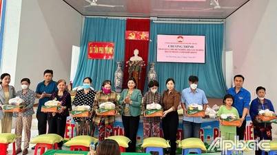 Xã Tân Phú Trung: Trao tặng 810 phần quà cho các gia đình chính sách, hộ nghèo