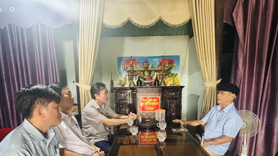 Thăm hỏi, tặng quà cho gia đình người có công