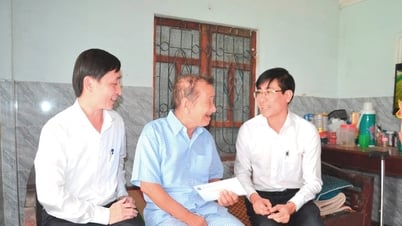 Chánh Văn phòng Thành ủy Trần Thắng Lợi thăm gia đình chính sách xã Vu Gia
