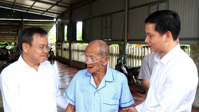 Phó Chủ tịch UBND tỉnh Lê Đức Tiến thăm, tặng quà gia đình chính sách