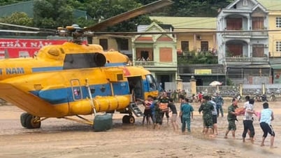 Trực thăng Mi-171 thả hàng cứu trợ người dân vùng lũ Nghệ An