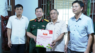 Đại tá Nguyễn Thế Vinh-Chỉ huy trưởng Bộ Chỉ huy Quân sự tỉnh thăm, tặng quà người có công