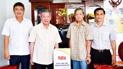 Bí thư Tỉnh ủy Ngô Chí Cường thăm, tặng quà gia đình chính sách tại xã Càng Long và phường Trà Vinh