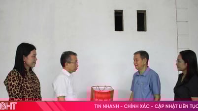 Chủ nhiệm Ủy ban Kiểm tra Tỉnh ủy tặng quà cho các thương binh