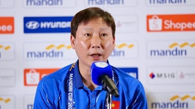 HLV Kim Sang Sik: 'Hậu vệ U23 Việt Nam phải rất tập trung trước Philippines'