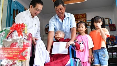 Trưởng ban Tổ chức Tỉnh ủy An Giang Phạm Hoàng Nam thăm, tặng quà gia đình chính sách