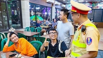 Cảnh sát đến quán bia dán tờ giấy, 'dân nhậu' vui vẻ gọi xe ôm về nhà
