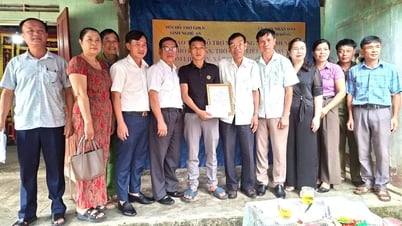 Trao tiền hỗ trợ xây nhà tình nghĩa cho thân nhân liệt sĩ ở xã Tam Đồng, tỉnh Nghệ An