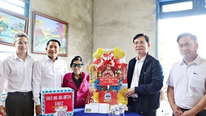 Chủ tịch UBND tỉnh Lâm Đồng Hồ Văn Mười thăm, động viên gia đình cách mạng tại Nhân Cơ