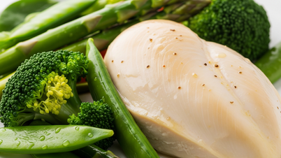 100 g ức gà luộc có bao nhiêu calo và protein, ăn thế nào tốt nhất?