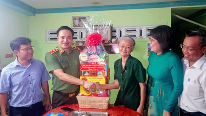 Trung tướng Mai Hoàng thăm, tặng quà các gia đình chính sách tiêu biểu