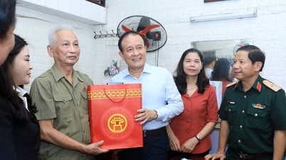 Chủ tịch HĐND thành phố Nguyễn Ngọc Tuấn tặng quà gia đình thương binh, liệt sĩ