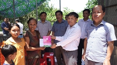 Phó Bí thư Tỉnh ủy Đồng Tháp Phan Văn Thắng thăm các hộ dân bị thiệt hại do giông lốc