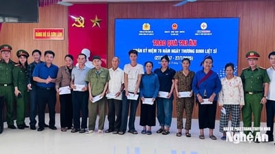Công ty Thủy điện Bản Vẽ phối hợp với Phòng Cảnh sát Kinh tế Công an Nghệ An tặng quà gia đình chính sách tại xã Sơn Lâm