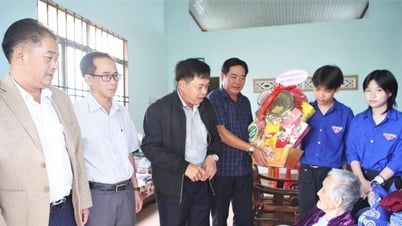 Lãnh đạo Phường B’Lao thăm, tặng quà Mẹ Việt Nam Anh hùng và gia đình chính sách