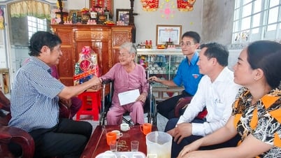 Đoàn Đại biểu Quốc hội tỉnh thăm, tặng quà các gia đình chính sách
