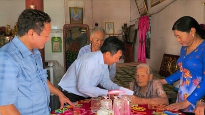 タンロンコミューン：ベトナムの英雄的母親と政策家族を訪問し、贈り物を贈呈
