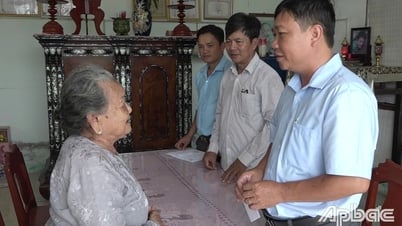 Lãnh đạo xã Long Bình thăm, tặng quà các gia đình chính sách