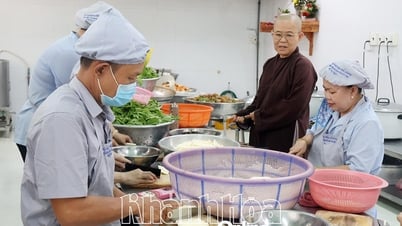Ấm áp bếp ăn từ thiện “Hiểu và Thương”