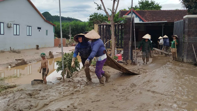 “Lặn ngụp” trong bùn đất sau lũ