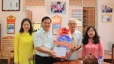 Lãnh đạo phường Long Xuyên thăm các gia đình chính sách, người có công