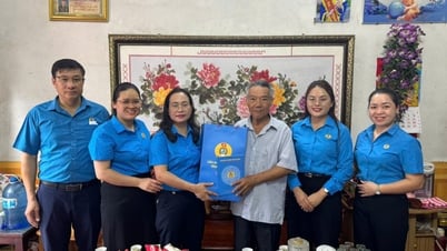 Liên đoàn Lao động tỉnh tặng quà thân nhân đoàn viên nhân dịp 27/7 - Báo Cao Bằng điện tử
