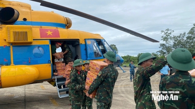 Chuyến hàng cứu trợ thứ 3 từ trực thăng của Bộ Quốc phòng về với người dân bản Chắn, xã Tương Dương