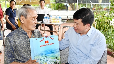 Bí thư Tỉnh ủy L âm Đồng Y Thanh Hà Niê Kđăm thăm cán bộ lão thành cách mạng