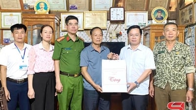 Quỳnh Nhai thăm, tặng quà gia đình chính sách