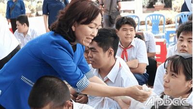 Hội Liên hiệp Phụ nữ tỉnh Đồng Tháp: Trao tặng sữa dinh dưỡng cho người cao tuổi và trẻ em