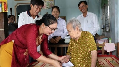 ヴィンコン村：ベトナムの英雄的母親と政策家族を訪問し、贈り物を贈呈