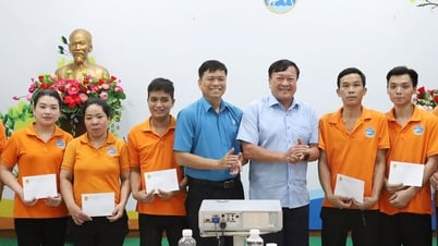 Liên đoàn Lao động tỉnh tặng quà đoàn viên, người lao động và trao nhà “Mái ấm Công đoàn”