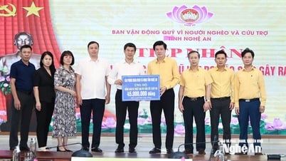 En 2 jours, plus de 20 000 organisations et particuliers ont fait don de plus de 13,5 milliards de VND pour aider les habitants de l'ouest de Nghe An à surmonter les conséquences des tempêtes et des inondations.