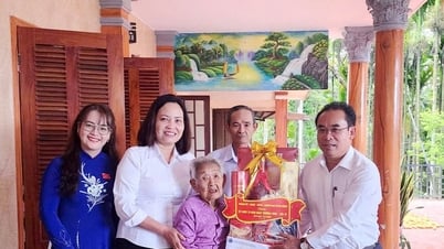 Phó Chủ tịch UBND thành phố Trần Anh Tuấn thăm, tặng quà Bà mẹ Việt Nam anh hùng