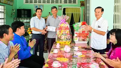 Trưởng ban Nội chính Tỉnh ủy An Giang tặng quà gia đình chính sách, người có công với cách mạng xã U Minh Thượng