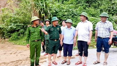 Đồng chí Nguyễn Văn Đệ - Phó Chủ tịch UBND tỉnh Nghệ An kiểm tra tình hình khắc phục mưa lũ tại các xã biên giới