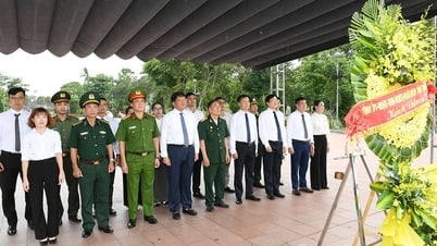 La délégation de la province de Tuyen Quang offre de l'encens à la citadelle de Quang Tri