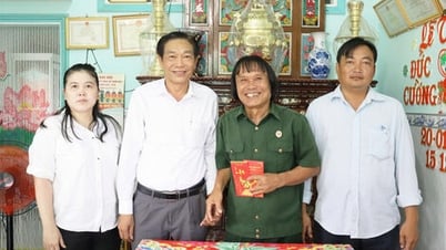 លេខាគណៈកម្មាធិការបក្សឃុំ My Loc ចុះសួរសុខទុក្ខគ្រួសារគោលនយោបាយក្នុងឱកាសថ្ងៃទី ២៧ ខែកក្កដា