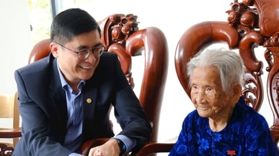 Chánh Văn phòng Tỉnh ủy Lâm Đồng Nguyễn Khắc Bình thăm, tặng quà các Mẹ Việt Nam Anh hùng