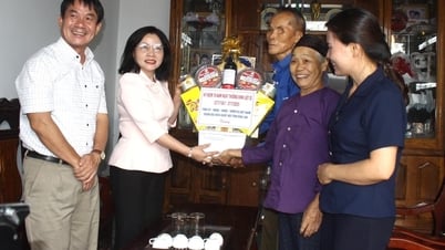 Thăm, tặng quà người có công với cách mạng tiêu biểu tại các xã Krông Năng, Tam Giang, Dliê Ya
