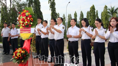 Cảng vụ Hàng hải Nha Trang dâng hoa, dâng hương viếng Nghĩa trang liệt sĩ Hòn Dung