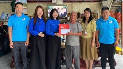 Tặng quà tri ân gia đình chính sách
