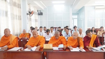 Tập huấn công tác tổ chức dạy chữ Khmer dịp hè