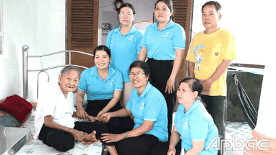 Hội Liên hiệp Phụ nữ xã An Thạnh Thủy thăm hỏi, tặng quà gia đình chính sách